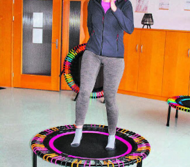 Bewegungsfreude: Tanja Moser auf dem Trampolin bei einer kleinen Choreographie. (Bild: grh)