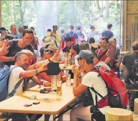 Bierseligkeit, aber kein Saufgelage. Wie hier am etwas grösseren Posten in der Waldhütte, traf man auf der ganzen Suhrentaler Bierwanderung ausschliesslich fröhliche Gesichter an. (Bilder rc.)