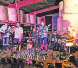 Nach dem Tanzen wurde es laut: Ruedi Webers Hasen im Gras sorgten für rockige Unterhaltung im Trolerhof-Stall.