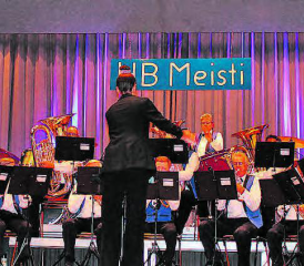 Gemeinsam unterwegs: Lokführerin Ramona Schmidiger und die Reisebegleiter von der Musikgesellschaft. (Bilder: grh)