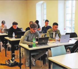 KV Lenzburg Reinach: Seit diesem Sommer gibt es eine Klasse, die ausschliesslich digital unterrichtet wird. (Bild: zVg.)