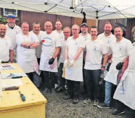Sie hatten unter den Zelten bei der Hündelerhütte im Reinacher Moos alles im Griff: Die 14 Männer vom Kochclub Röschtischüfeler in einer kurzen Kochpause.