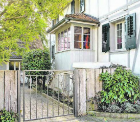 Wer weiss, wo sich diese Eingangstür befindet? Die Rickenbacher Jahresschrift ist demnächst erhältlich. (Bild: zVg.)