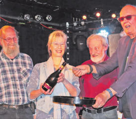 Die Band «Open Book» im Böröm Pöm Pöm: Die Stimmung war gut, kam doch das Publikum an der CD-Taufe auf seine Kosten. (Bild: Peter Weingartner)