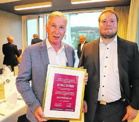 Alfred Schmid erhielt die Urkunde aus den Händen seines Nachfolgers als FCA-Präsident, Philipp Bonorand. (Bild: rc.)