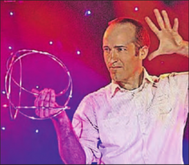 Mr. Joy mit seinen verzauberten silbernen Reifen. (Bild: zVg.)