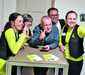 Ein Selfie nach geglückter Premiere in der «Kulturi Leerau»: (von links) Corinne Pfister, Silvia Gehrig, Comedian Simon Enzler, Francisco Baños und Stefanie Mark. (Bilder: ran.)