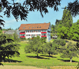 Landschaftlich einmalig gelegen: das Bürgerheim in Dürrenäsch, das kürzlich umfassend saniert und umgebaut worden ist. (Bilder: msu.)