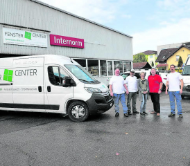 DieFenster-CenterAGReinachistfürSieda.Inhaber Dieter Hunziker (im roten Shirt) und sein Team beraten über energieeffiziente Fenstersysteme und Designerhaustüren und bieten einen ausgezeichneten Service. (Bild: rc.)