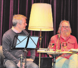 Stimmungsvoll: Moderator Sven Bachmann spricht mit Autor Peter Weingartner über dessen Inspiration. (Bild: grh)