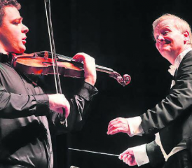 In perfekter Harmonie: Violinist David Nebel und der Dirigent der «argovia philharmonic», Marc Kissoczy, verzückten das Publikum. (Bild: rc.).