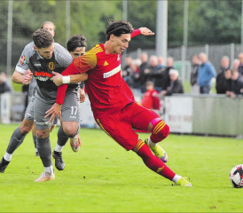 Setzte sich beim Heimteam immer wieder durch: Der Schöftler Mihailo Mijatovic (r.) im Zweikampf mit dem Dornacher Simon Grether. (Bild: Otto Lüscher)
