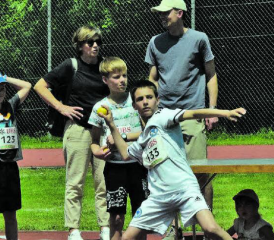 Die richtige Stellung ist wichtig: Auf diese Art fliegt der Ball schön weit. (Bilder: st.)