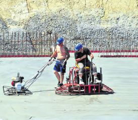 Abtaloschieren: Spezialmaschinen, die beinahe schwebend über dem frisch eingebrachten Beton rotieren und das Material verdichten. (Bilder: msu.)