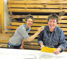 Es darf auch Spass machen. Valerie Bartholdy und Cornelia Siegrist (Nüssli) bei der Arbeit. (Bilder: pd.)