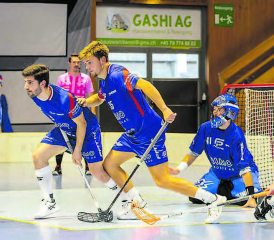 Wo sind all die Gegenspieler hin? Der Verteidigungsriegel von UHC Lok Reinach war im dritten Abschnitt des Spiels in Zollbrück zu löchrig. (Bild: Roland Wick)