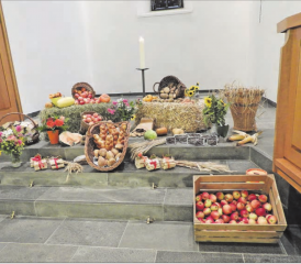 Die Landfrauen haben ein wahres Meisterwerk hingezaubert: Früchte, Gemüse, Getreide und Brot wurden wunderschön angerichtet und zum Verkauf angeboten. (Bild: zVg.)