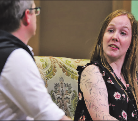 Schlossherrin Madeleine von Burg (Simone Fankhauser) unterhält sich mit einem Hotelgast (Daniel Rohrer). (Bilder: rc.)