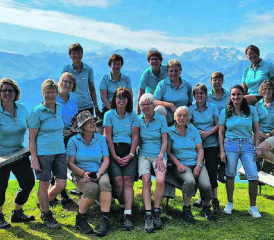 Unterwegs im Berner Oberland. Nach dem Gruppenbild in luftiger Höhe prosteten sich die Frauen des Frauenturnvereins Gontenschwil später beim obligaten Gipfelwein zu. (Bild: zVg.)