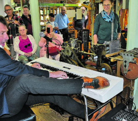 Selbst mit den Füssen findet er den richtigen Ton: Die Spielfreude bei Nico Brina riss die zahlreichen Zuhörer richtig mit. Sogar die Schuhfarbe passte! (Bild: st.)