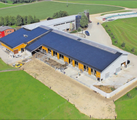 1290 Module auf Ökonomiegebäude (Bau 2011) (Bild: kabeltechnik swiss ag aus Helikopter)