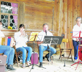 Sie sorgten für sonntägliche Volksfeststimmung: Die Mitspielenden der Roggehuse Musig begleiteten den Gottesdienst und spielten danach zu Wurst und Brot weiter auf. (Bilder: st.)