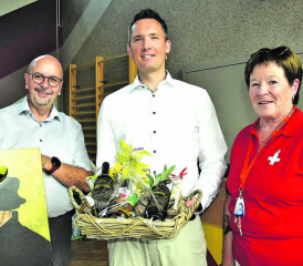 Der Redner wurde beschenkt: Gemeindeammann Rolf Buchschacher (li.) und Gemeinderätin Gertrud Müller dankten Beat Müller für seine Worte. (Bilder: st.)