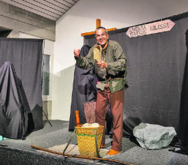 «Nützli» alias Marc Lendenmann führte ein Einmann-Theaterstück auf. (Bild: zVg.)