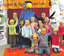 Gruppenbild mit Papagei: Seine Karriere begann Globi 1932 als Werbefigur für die Ladenkette «Globus» und ist heute noch fit wie eh und je.