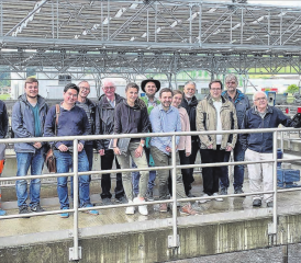 Zu Besuch in der Kläranlage Reinach: Im Rahmen einer Führung der dhp technology AG erfuhren die Mitglieder der EVP Kulm wissenswertes über das prämierte Solarfaltdach «Horizon». (Bild: zVg.)