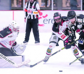 Entscheidung im Spiel gegen die Argovia Stars: Marco Vogt (r.), hier im Zweikampf mit Thomas Liechti, wird später den Puck zum 4:0 für die Red Lions Reinach an Torhüter Fabio Meier vorbeibringen. (Bilder: rc.)