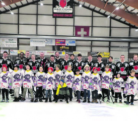 Wie es sein soll, brüderlich vereint: Die Spieler der Red Lions Reinach luden die Junioren des SC Reinach zum Spiel und zum gemeinsamen Erinnerungsfoto ein. (Bilder: rc.)