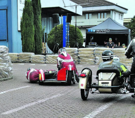 Kaum ein Blatt passt zwischen Peter Oswalds Allerwertesten und den Asphalt: Es sind diese Szenen, die von den Zuschauern Jahr für Jahr bejubelt werden. (Bilder: st.)