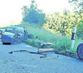 Unfall 2016 auf der Schöftler Seite des Böhlerpasses: Arg ramponierter englischer Sportwagen nach der Kollision mit einem schweren Personenwagen. (Bild: Kapo Aargau)