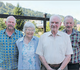 Josef Jurt-Wicki mit Frau Maria und zwei von seinen vier Söhnen; Kilian (links) und Hanspeter (rechts). (Bild: zVg.)