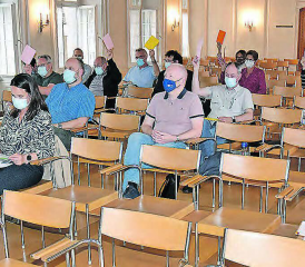 Auf Distanz: Die Abgeordnetenversammlung des Regionalverbands zofingenregio fand im Bürgersaal des Rathauses statt (Bild aw.)