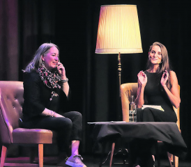 Informativ und bewegend: Das Salongespräch im Theater am Bahnhof zwischen der Autorin Shqipe Sylejmani (rechts) und Natalie Ammann, Leiterin Fachstelle «Impuls Zusammenleben Aargau Süd». (Bilder: rc.)