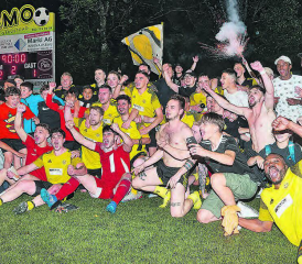 Im Freudentaumel ist der FC Gränichen, dem mit dem 2:1-Sieg gegen den FC Küttigen 1b die Rückkehr in die 2. Liga AFV gelungen ist. (Bilder: Roland Jaus)