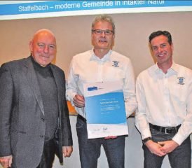 Energiestadt-Label verliehen: Energiestadtbotschafter Jules Pikali (l.) überreichte dem Staffelbacher Vizeammann Stefan Morgenthaler die Urkunde, daneben Gemeindeammann Max Hauri (r.). (Bild: aw.)