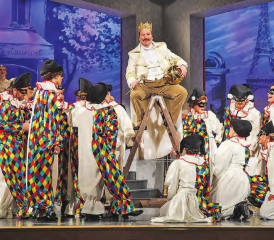 Auch Szenenbild, Kostüme und Choreografie überzeugten: Raimund Wiederkehr als Graf von Luxemburg musste eine gute Balance beweisen. (Bild: zVg.)