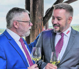 EWS-Verwaltungsratspräsident Jürg Rubin (l.) und sein Geschäftsleiter Thomas Mesmer stossen auf ein erfolgreiches Geschäftsjahr an – es stehen ihnen aber auch einige Herausforderungen bevor. (Bild: dr.)