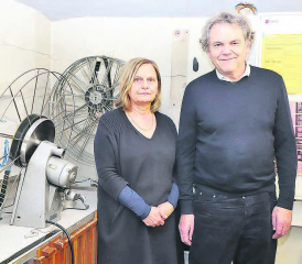 Gunhild Hamer und Clo Bisaz in der Betriebszentrale des Kinos. Die alten Filmspulen im Hintergrund sind nicht mehr im Einsatz, die modernen Projektoren die nicht zu sehen sind, bleiben aber im Hause. (Bild: rc.)