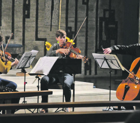 Rickenbacher Sommerserenade mit dem bewährten Streichquartettt: (v.l.n.r.) Judith Müller (Violine), Matthias Äschlimann (Violine), Noëmi Glenck (Viola) und Nicola Romanò (Violoncello). (Bild: mla.)