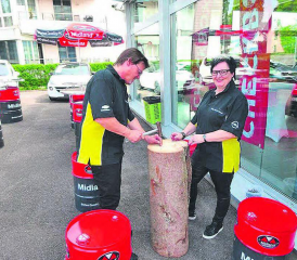 Nägel mit Köpfen machen und diese dann auch einschlagen: Die Geschäftsleiter der Garage Graf, Martin Perreten und Claudia Müller-Graf. (Bild: zVg.)