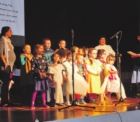 Konzentriert und voller Freude: Die 14 Kinder der reformierten Kirchgemeinde zeigten auf der Bühne ein schönes Musical. (Bilder: zVg.)