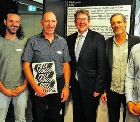 Gratulationen von Bundesrat Albert Rösti (Mitte) an der «Prix Lignum»-Preisverleihung in Bern. Von links nach rechts das Team der Makiol Wiederkehr AG: Milo Zimmerli, Christoph Blättler, Peter Makiol und Luca Fankhauser. (Bild: zVg.)
