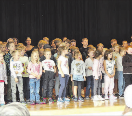 Die Kinder sangen mit Freude den von Vreni Gubler komponierten Schulhaussong. (Bilder: eh.)