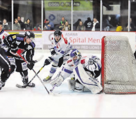 Gedränge vor dem Luzerner Tor, kurz vor Ende des Mitteldrittels: Reinachs Simon Schnyder bringt die Scheibe nicht an Torhüter Gregory Keller vorbei. (Bild: Remo Conoci)