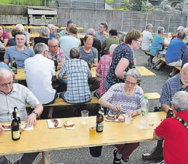 Traditioneller Plausch nach der Gemeindeversammlung: Bei Wurst und Brot lässt es sich an den Tischen vor dem Magazin prima über Neuigkeiten aus der Gerüchteküche plaudern. (Bild: aw.)