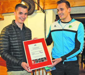 Ehre für den STV Schlossrued: Jeffrey Goldenberger (re.), Präsident, überreichte Florian Langenegger ein Erinnerungsbild an diesen grossen Tag. (Bilder: st.)